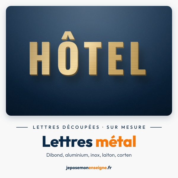 Lettres en métal doré brossé sur façade bleu marine — jeposemonenseigne.fr