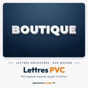 Lettres PVC découpées blanches sur façade bleu marine — jeposemonenseigne.fr