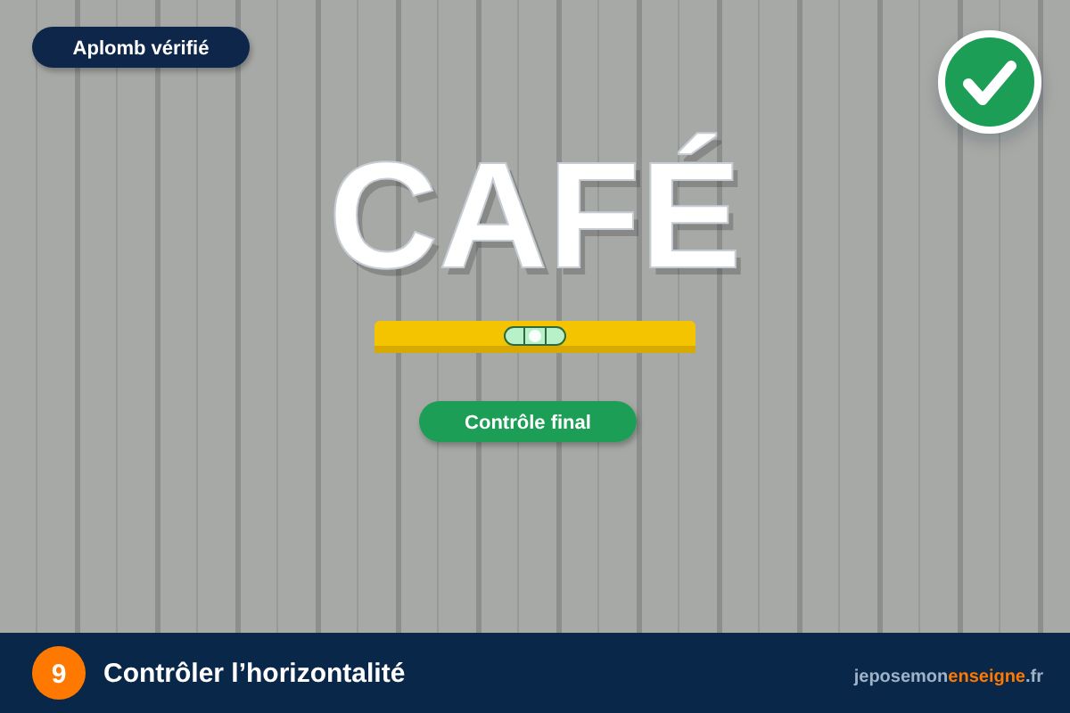 Contrôler l’horizontalité – Comment poser un panneau Akylux sur piquet ou sur grillage